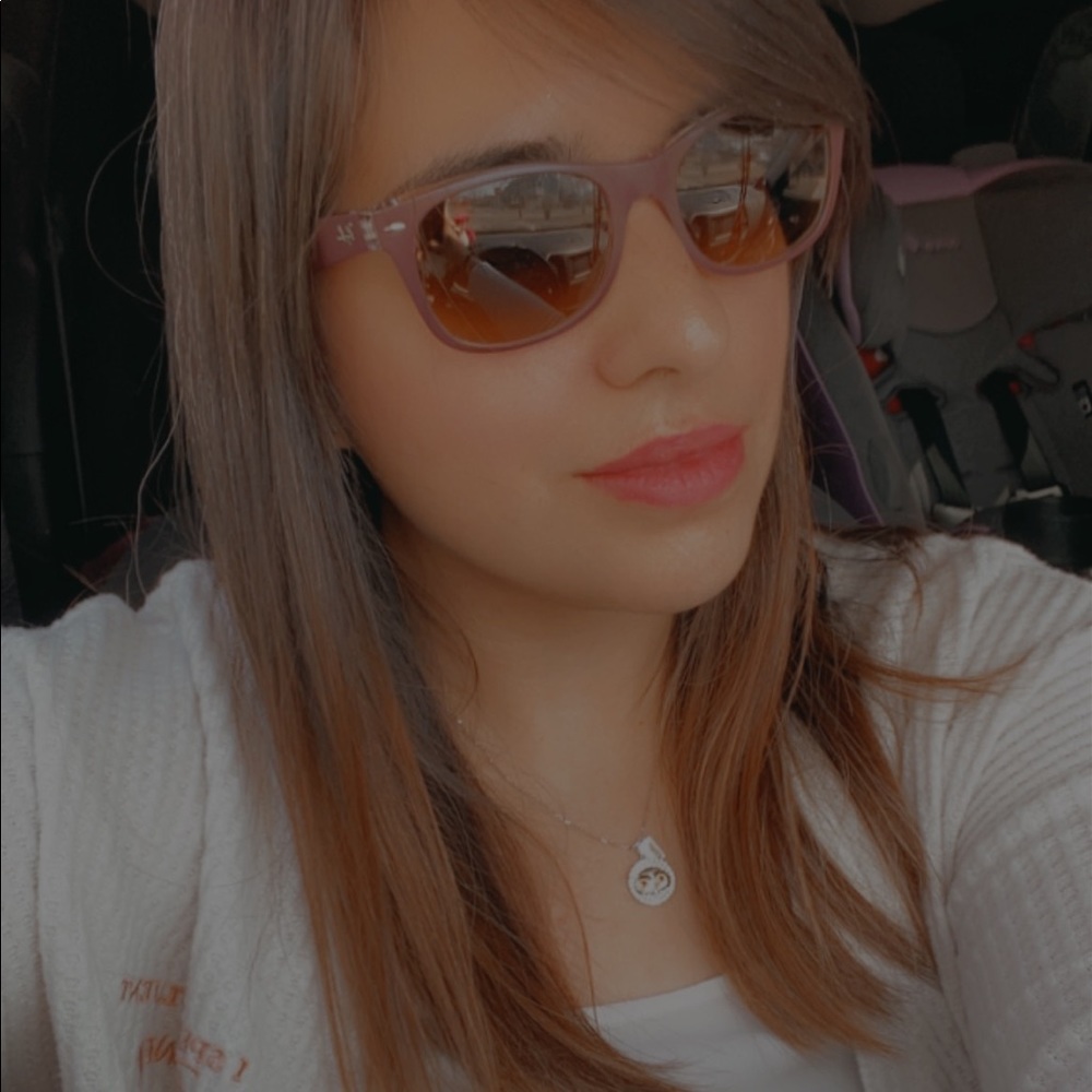 Meet your Posher, Gabriela